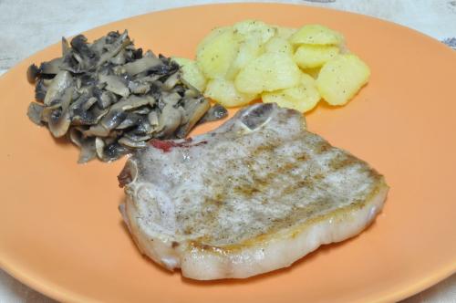 Grilované kotlety na bílém pepři se žampiony  – Snadné Miš - Maš recept, zvládnete za 30 - 45 minut